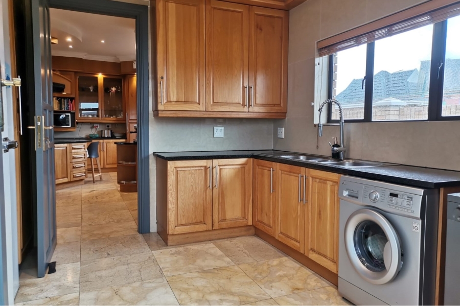 5 Bedroom Property for Sale in Bluewater Bay Eastern Cape